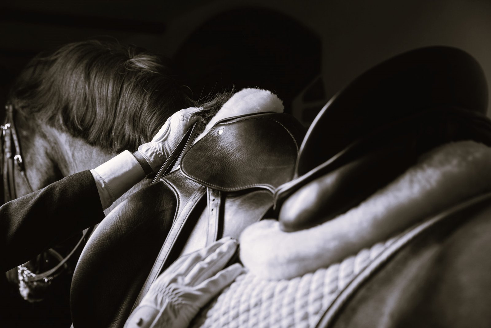 prepearing-horse-for-the-ride